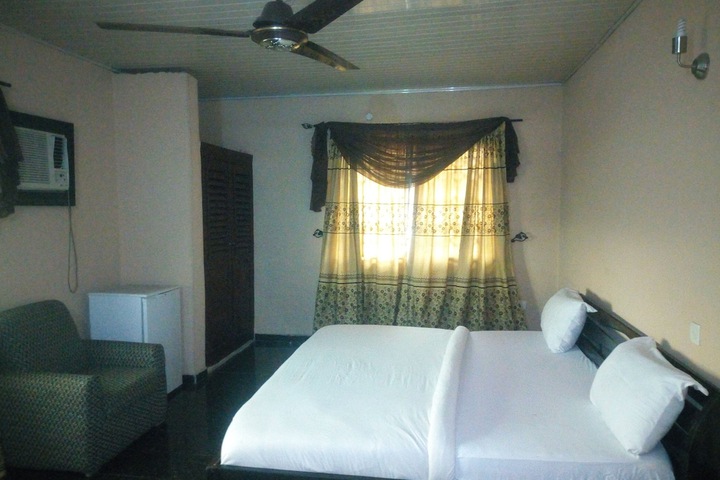 Room 6 of 13