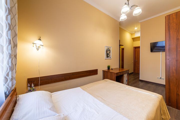 Room 18 of 176