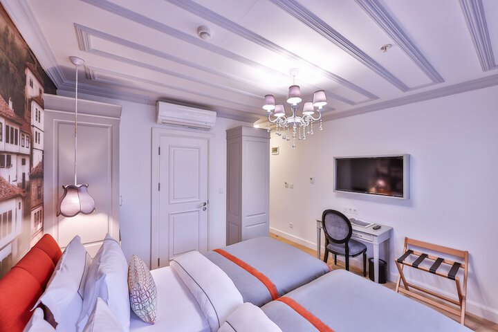 Room 10 of 42