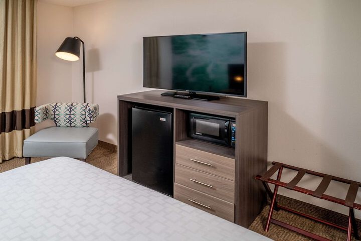 1 King Bed (4 of 14)