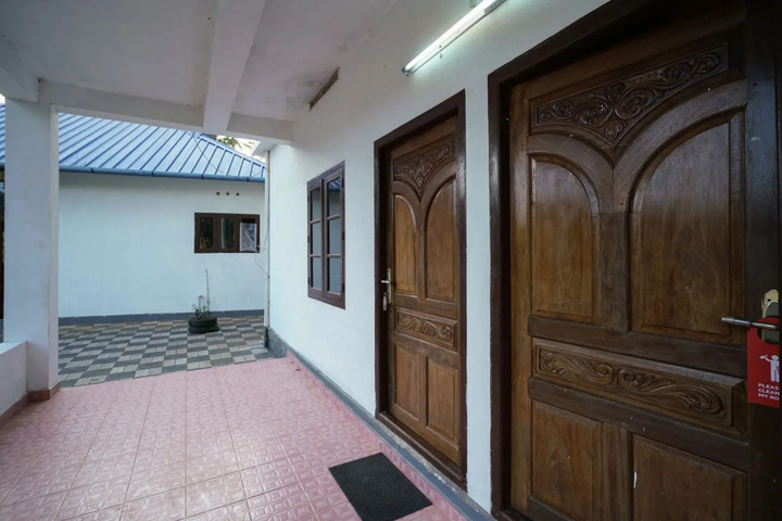 Room 8 of 12