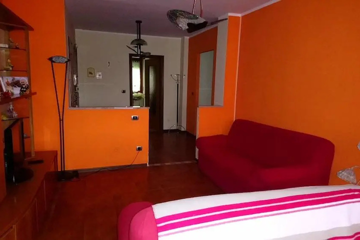 Room 2 of 10