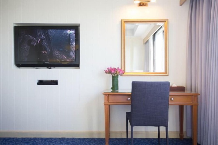 Room 27 of 49