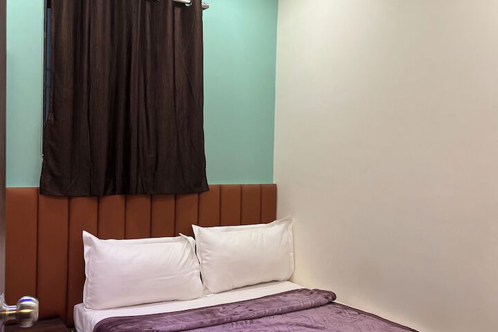 Room 12 of 18