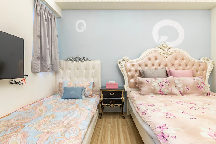 Room 5 of 10