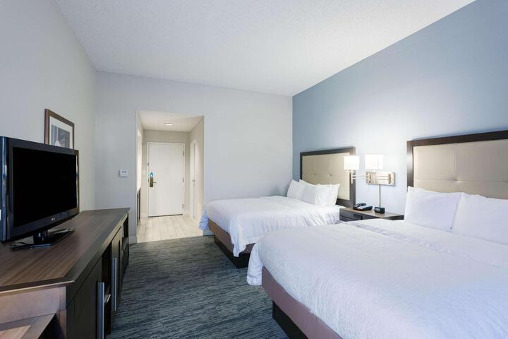 2 Queen Beds with Refrigerator (10 of 16)
