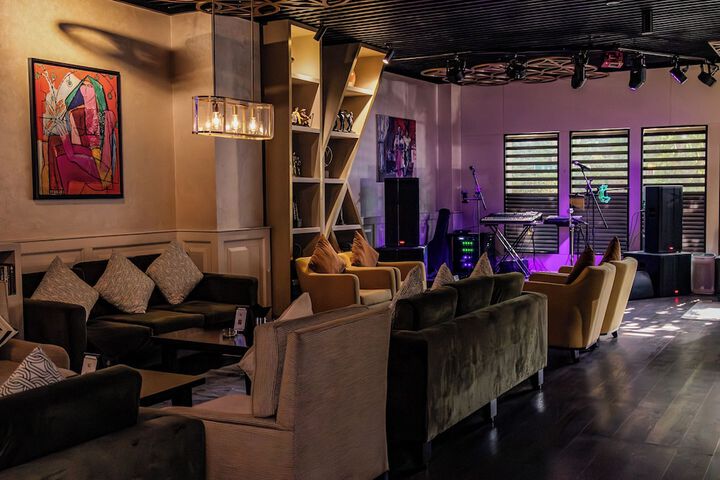 Lounge 103 of 117