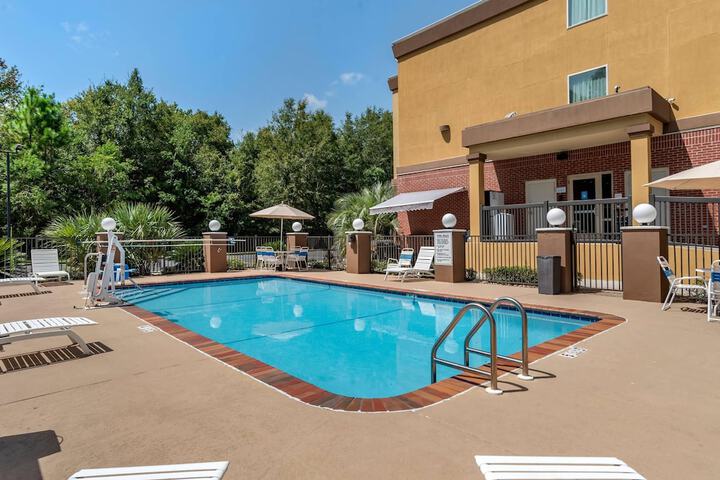 Pools & Facilities
