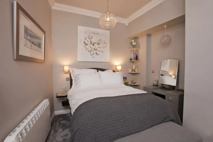 Room 2 of 8