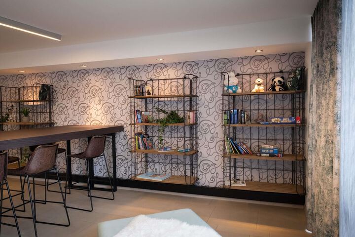 Lounge 146 of 189