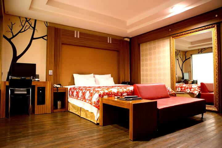 Room 12 of 33