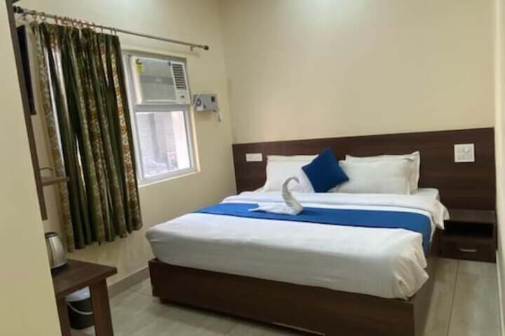 Room 6 of 9