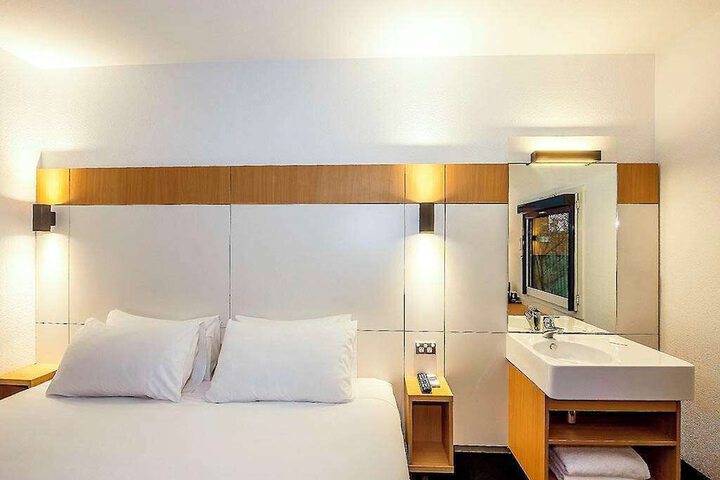 Room 11 of 19