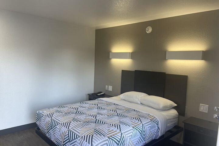 1 Queen Bed (10 of 13)