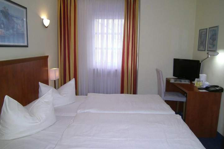 Room 3 of 38