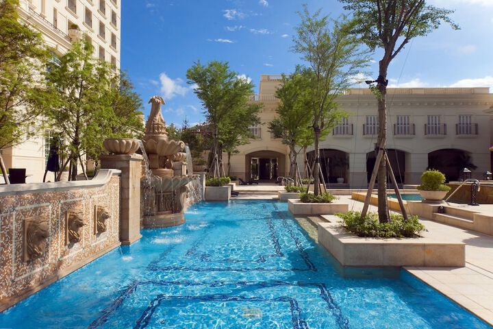Hotel with Pool