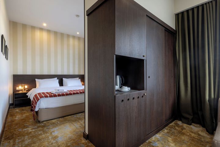 Room 10 of 82
