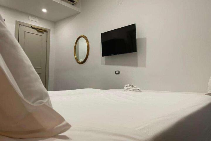 Room 28 of 34
