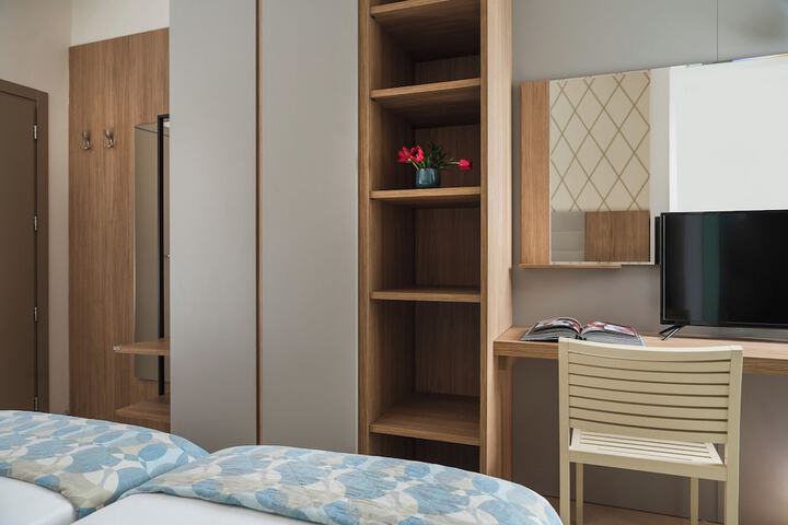 Room 46 of 89