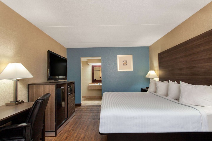 1 King Bed (8 of 10)