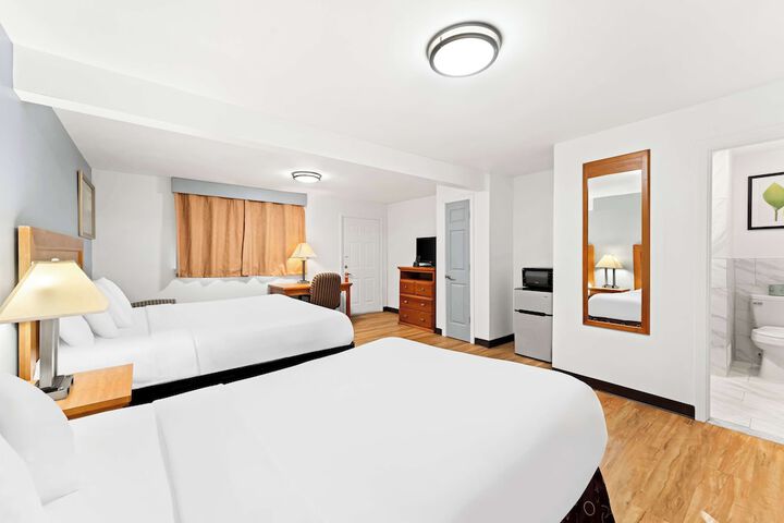 1 Queen Bed (9 of 13)