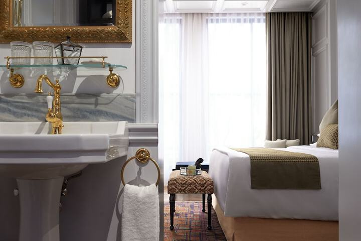 Room 4 of 40