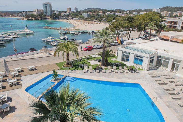 Hotel Pool