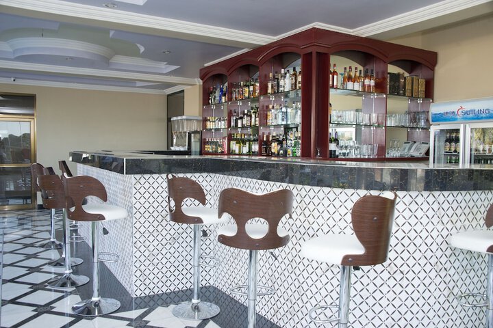 Lounge 15 of 23