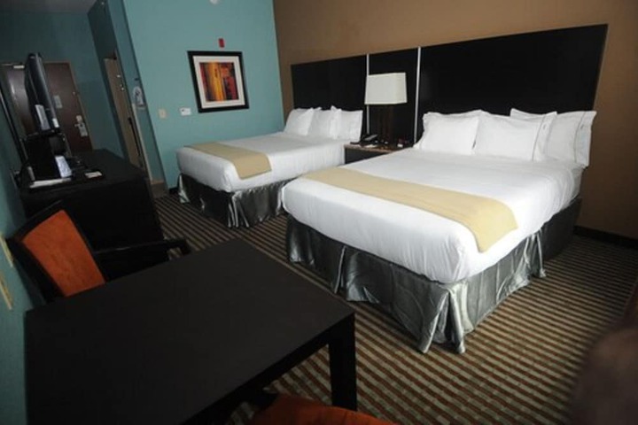 2 Queen Beds (8 of 10)