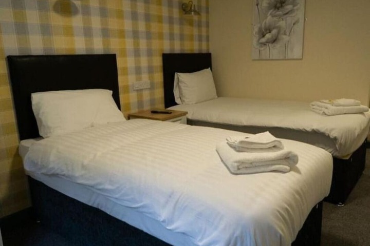 Room 6 of 12