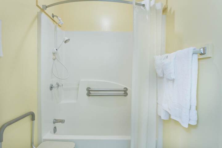 2 Double Beds Mobility Accessible (4 of 6)