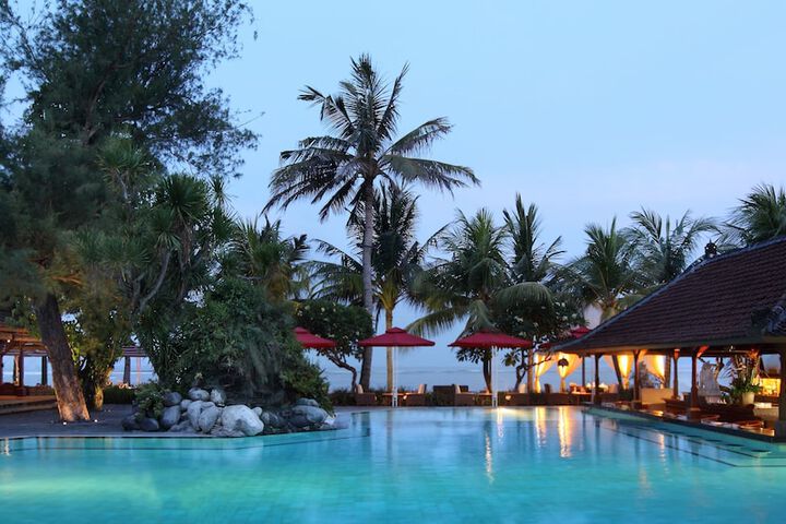 Hotel with Pool