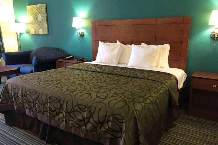 1 King Bed - Wireless High Speed Internet, Microwave and Refrigerator, Coffee Maker Iro (4 of 10)