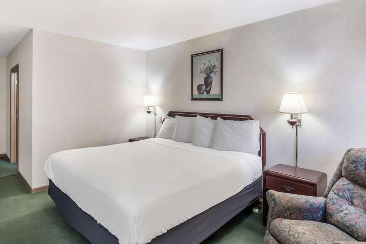 1 King Bed (12 of 15)