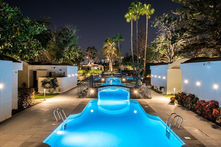 Hotel Pool