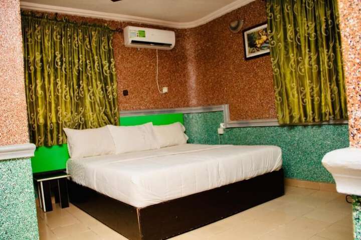 Room 3 of 33