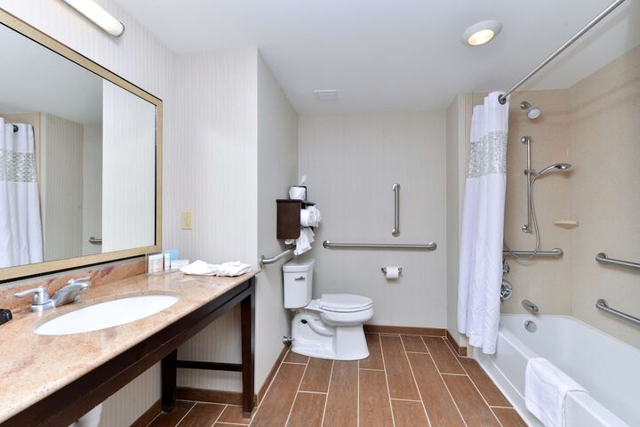 2 Queen Beds Mobility Accessible with Tub (6 of 13)