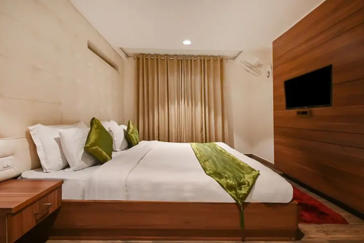 Room 6 of 13