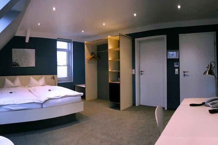 Room 52 of 97