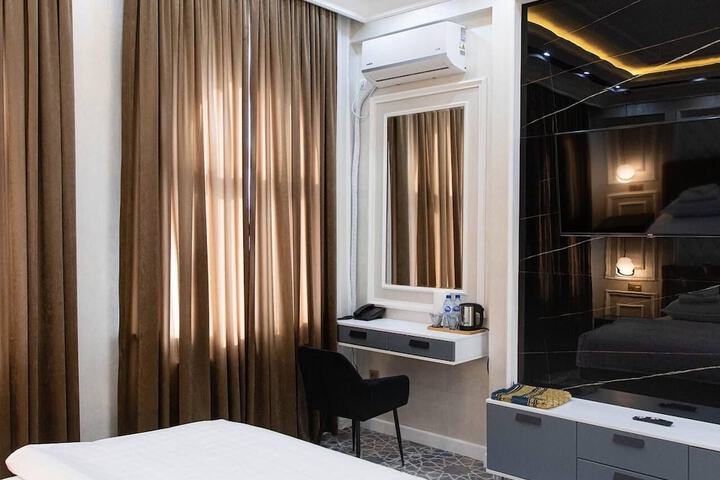 Room 7 of 18