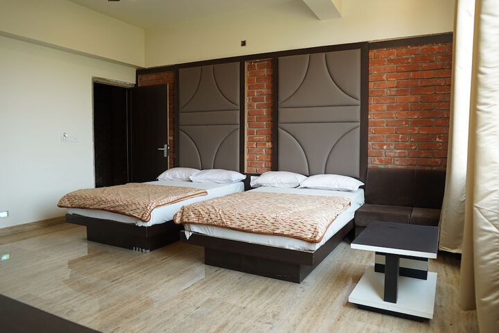 Room 6 of 14