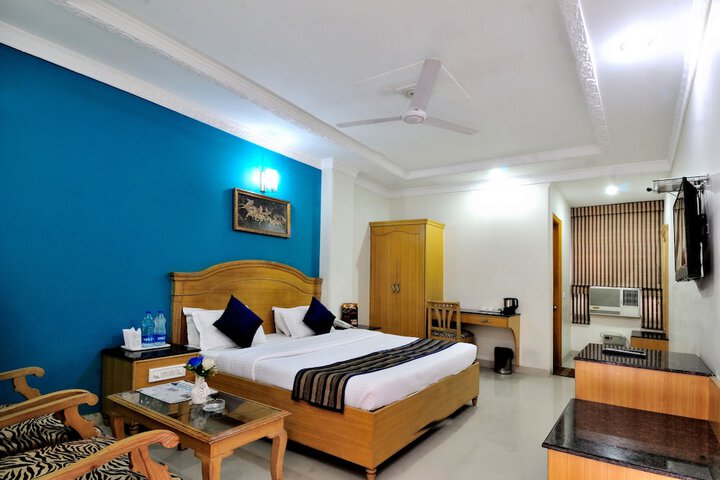 Room 6 of 32