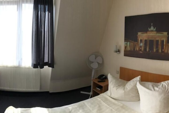 Room 7 of 30
