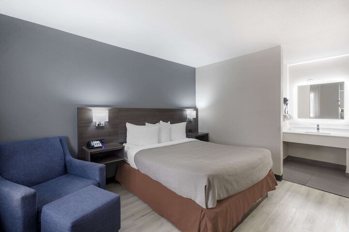 1 Queen Bed (8 of 15)