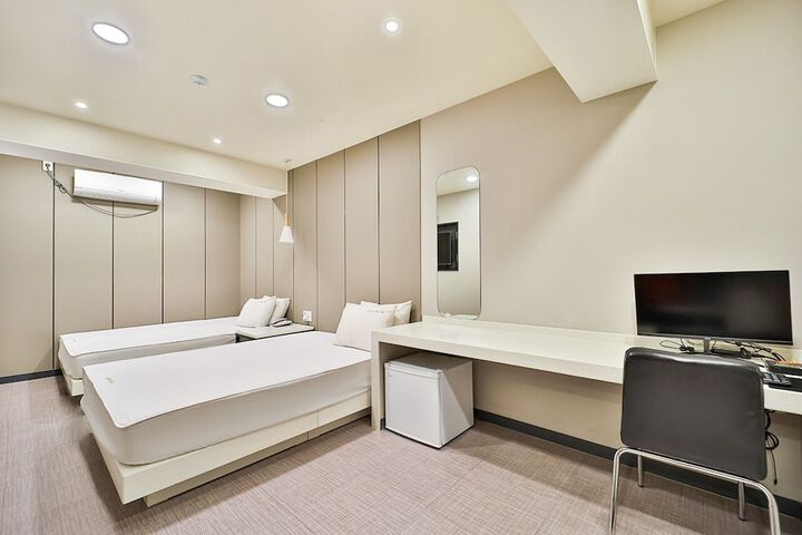 Room 19 of 53