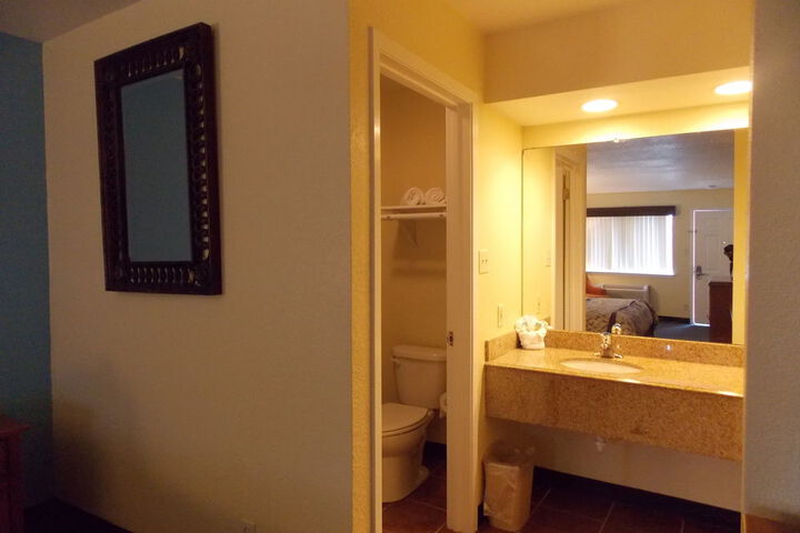 Room 7 of 128