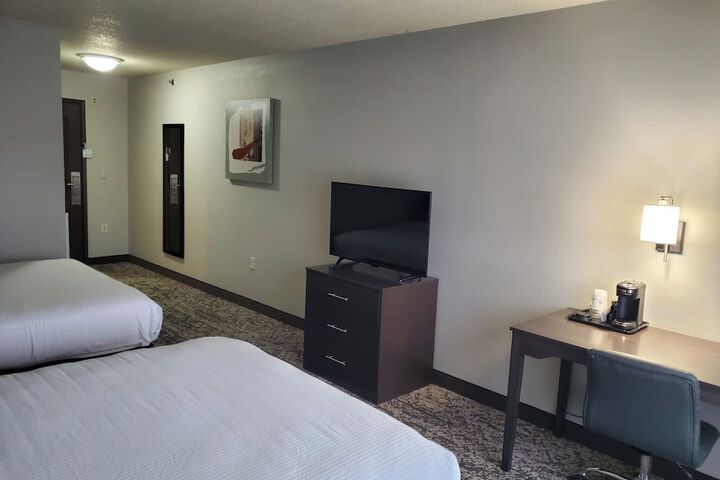 2 Queen Beds Microwave and Refrigerator Work Desk WiFi Full Breakfast (5 of 25)