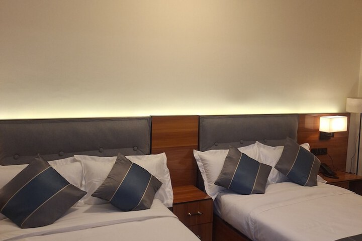 Room 4 of 9