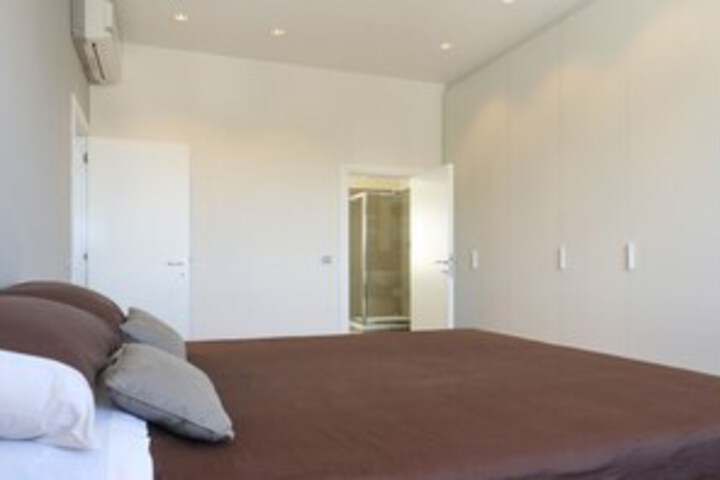 Room 13 of 22