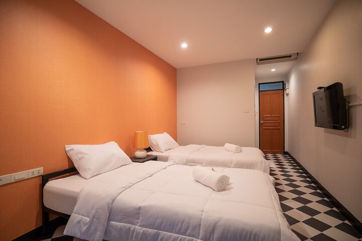 Room 8 of 33